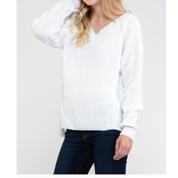 Sweaters - HP! CLEARANCE 🔥🔥1 left ! white distressed sweater💕
