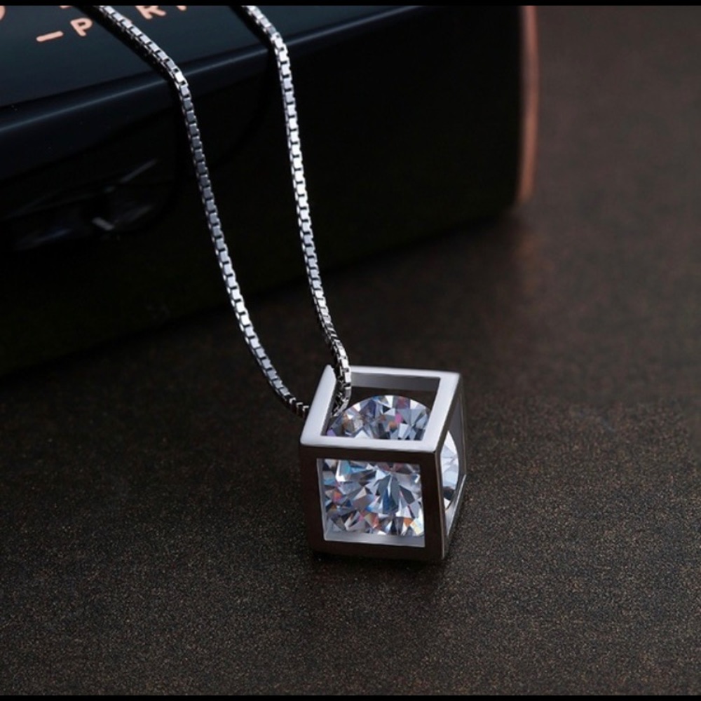 New Silver Clear Crystal Necklace and Pendant - Picture 3 of 4