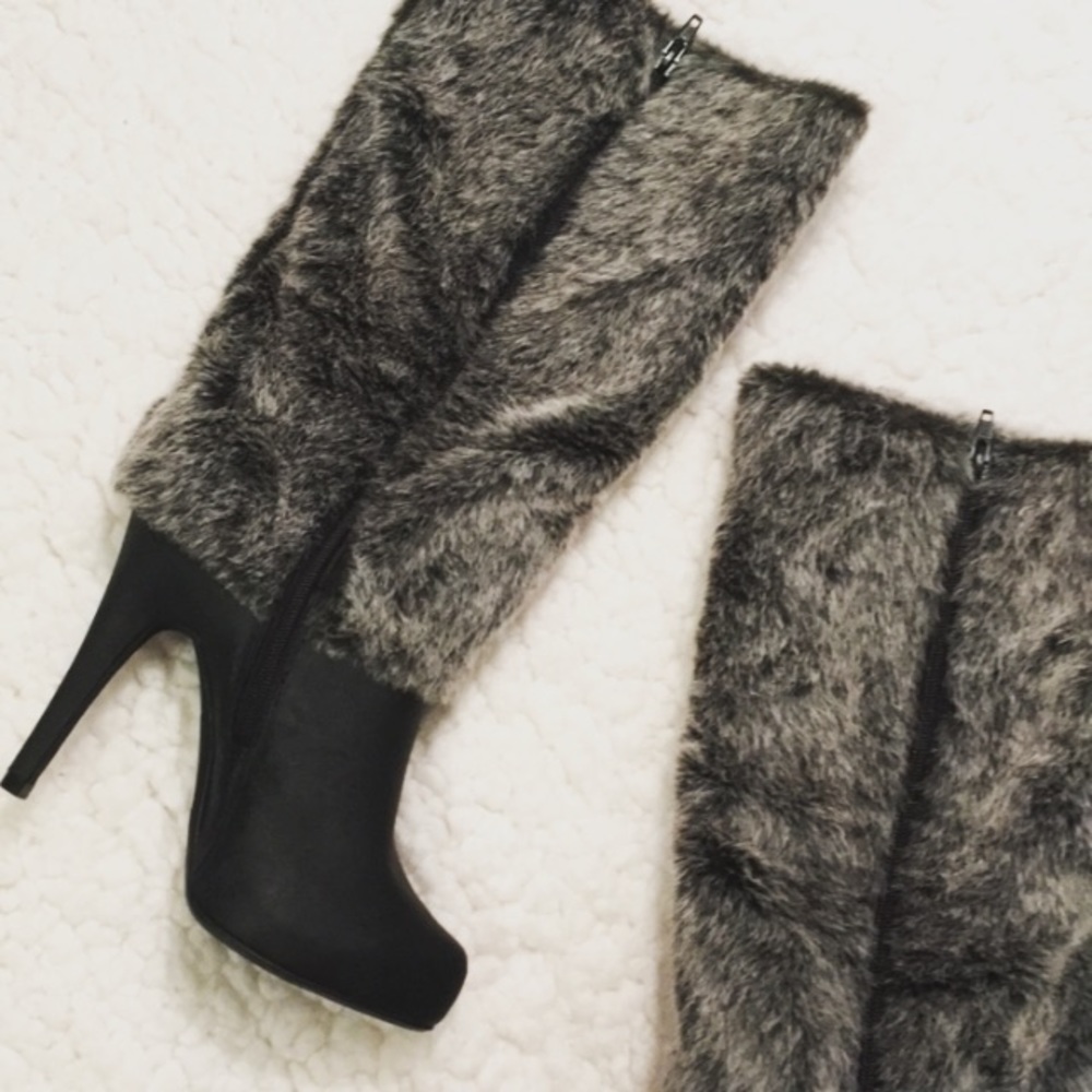 ✨Taking offers✨Shoedazzle Black Heels Gray Fur 7 - Picture 2 of 7
