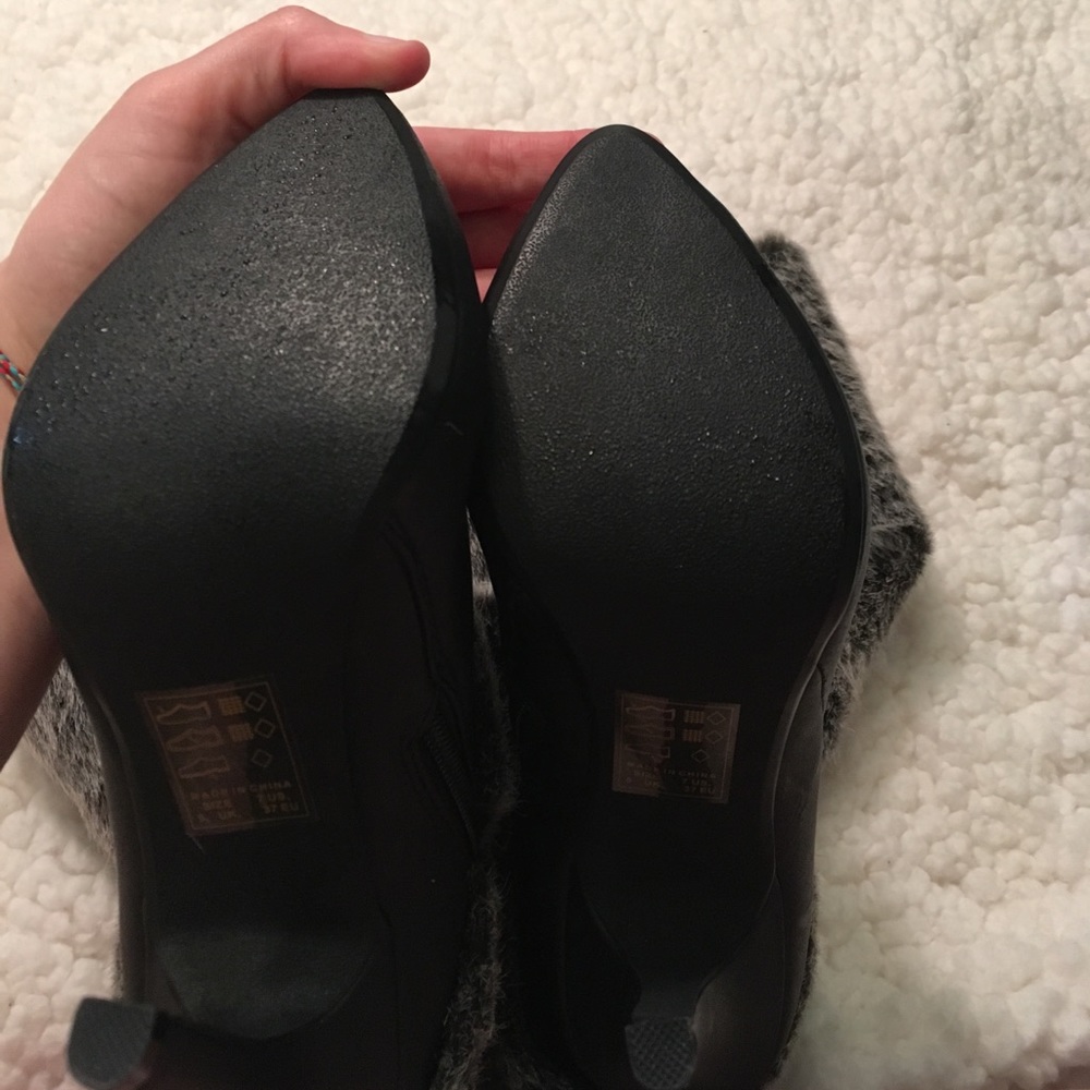 ✨Taking offers✨Shoedazzle Black Heels Gray Fur 7 - Picture 4 of 7