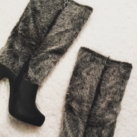 ✨Taking offers✨Shoedazzle Black Heels Gray Fur 7 - Picture 3 of 7