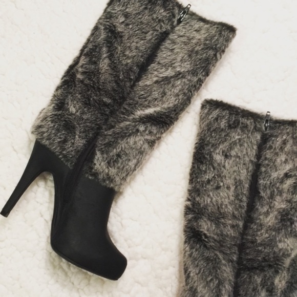 ✨Taking offers✨Shoedazzle Black Heels Gray Fur 7 - Picture 2 of 7