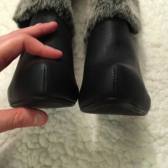 ✨Taking offers✨Shoedazzle Black Heels Gray Fur 7 - Picture 5 of 7