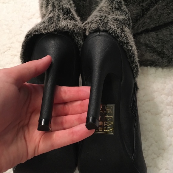 ✨Taking offers✨Shoedazzle Black Heels Gray Fur 7 - Picture 6 of 7