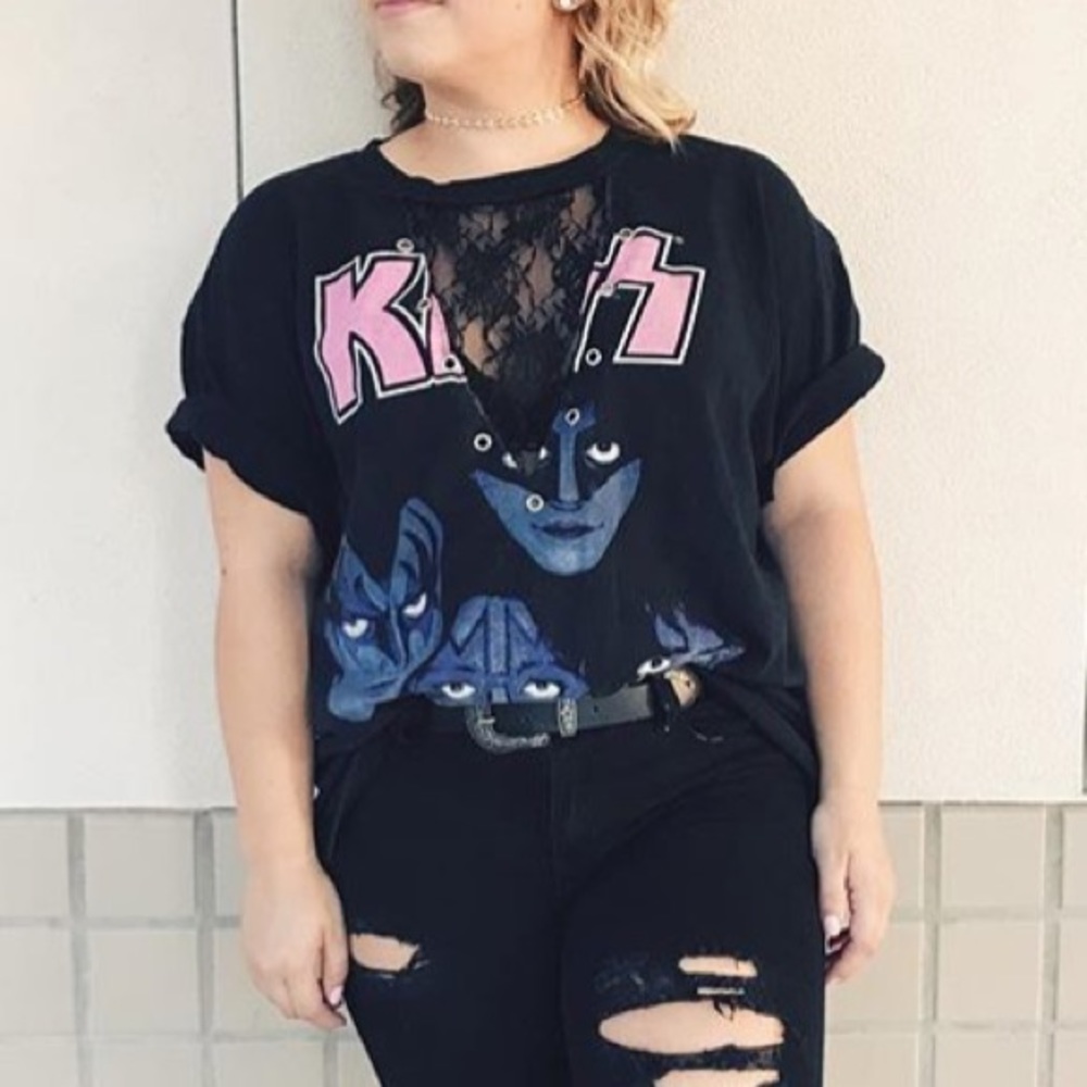 SUPER CUTE KISS T SHIRT!