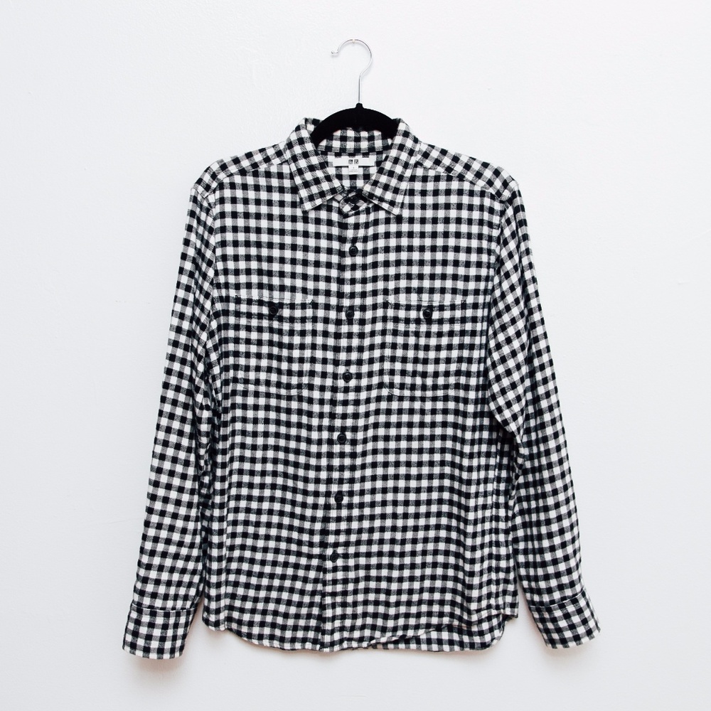 UNIQLO WHITE AND BLACK PLAID FLANNEL BUTTON-UP