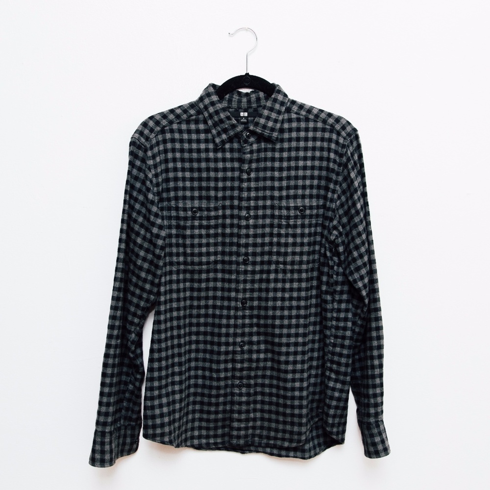 UNIQLO GRAY AND BLACK PLAID FLANNEL BUTTON-UP