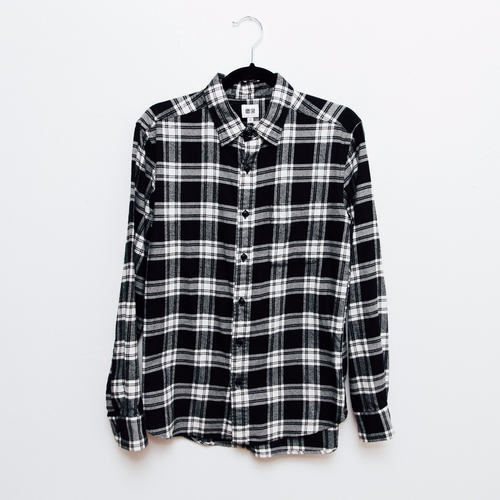 UNIQLO BLACK AND WHITE PLAID FLANNEL BUTTON-UP