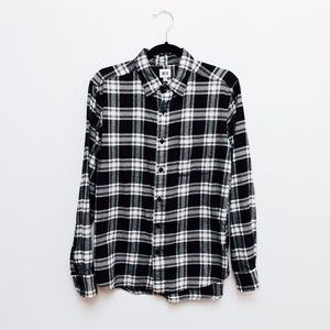 UNIQLO BLACK AND WHITE PLAID FLANNEL BUTTON-UP