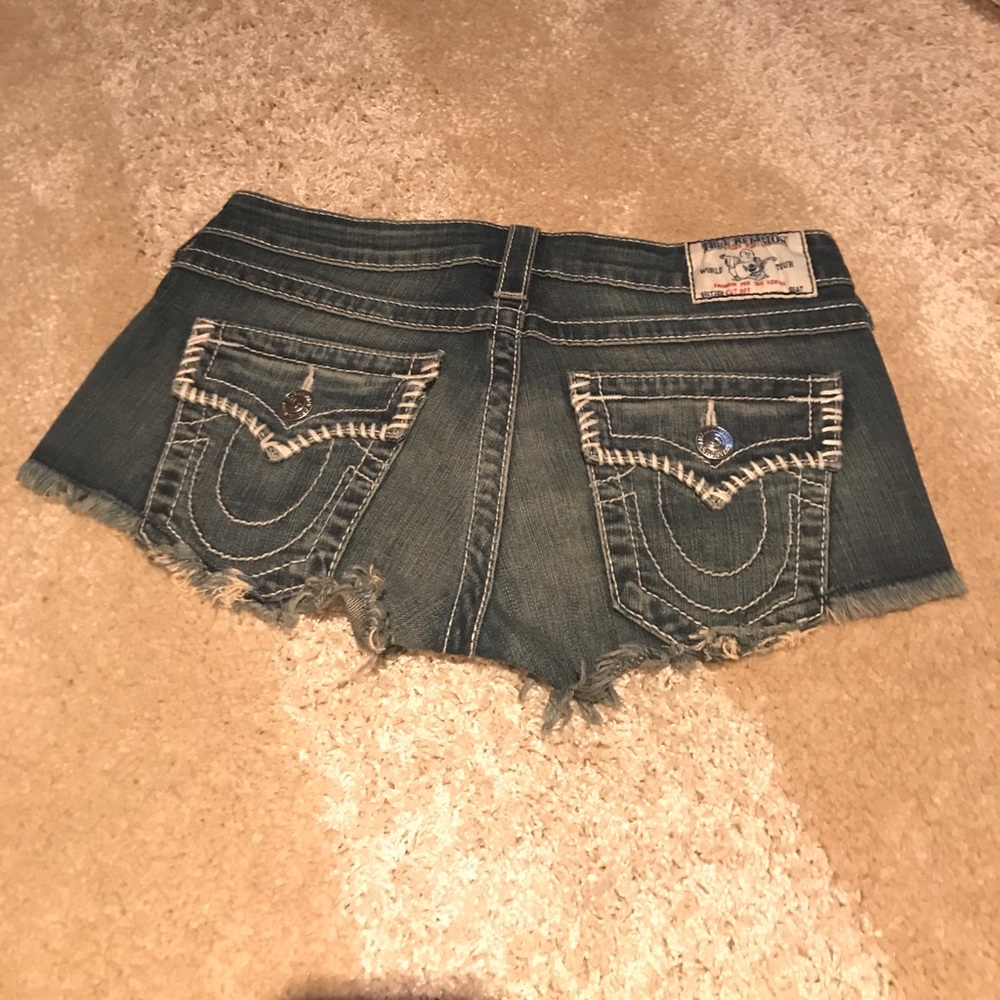 Cut off denim shorts with stitch detailing