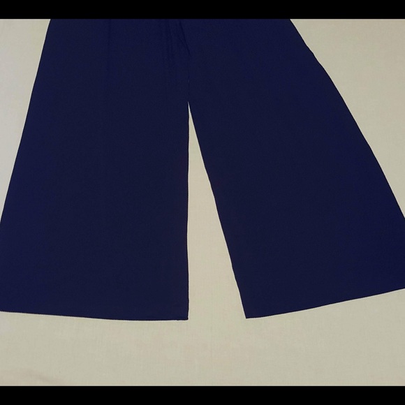 Black Jumpsuit With Keyhole - Picture 4 of 4