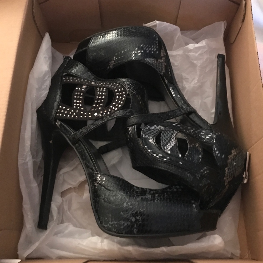 Heels 😍 - Picture 2 of 6
