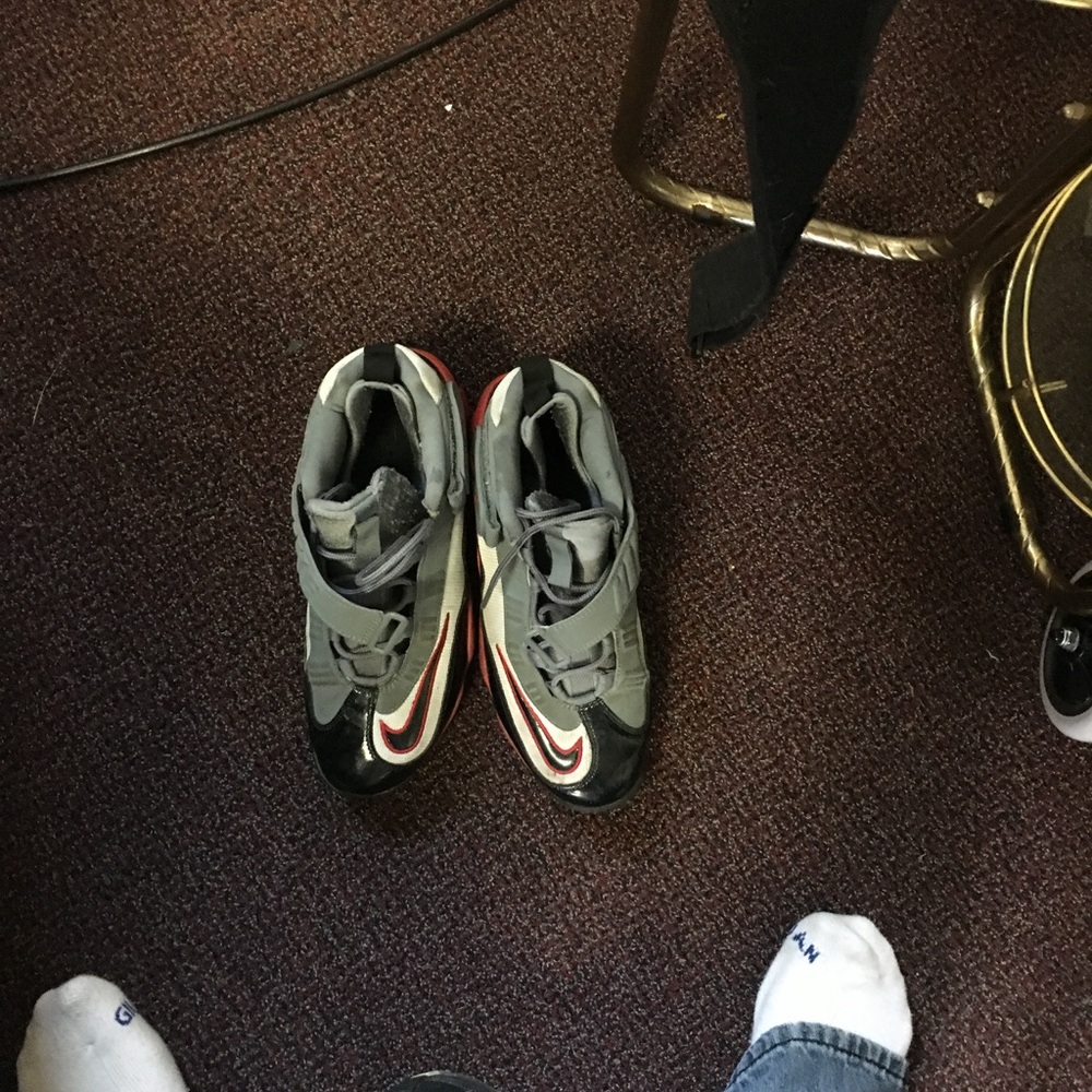 Pair of size men's 9 1/2 nikes with memory foam