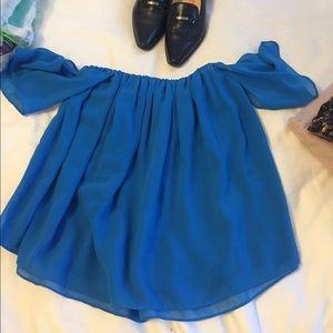 Cold shoulder lined blue strapless flowy top