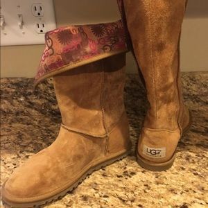 Light weight tan uggs