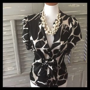 BCBGMaxAzria Black & Cream Flutter Sleeve Top Sz M