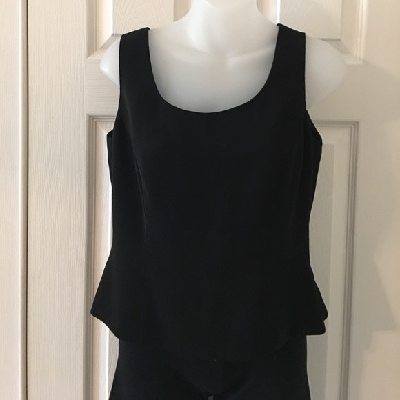 Tahari Tops - 🎉HP🎉Tahari fitted, lined, sleeveless blouse