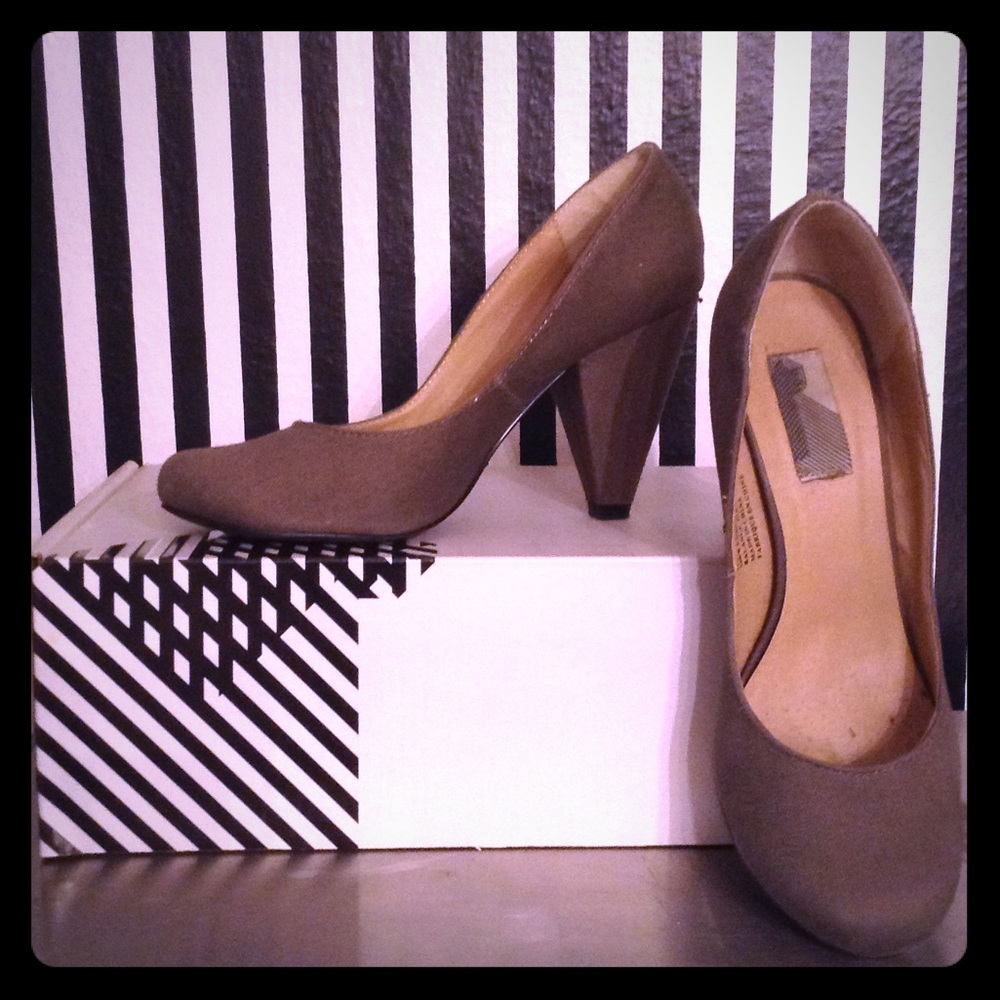 Versatile gray pumps, unique heel