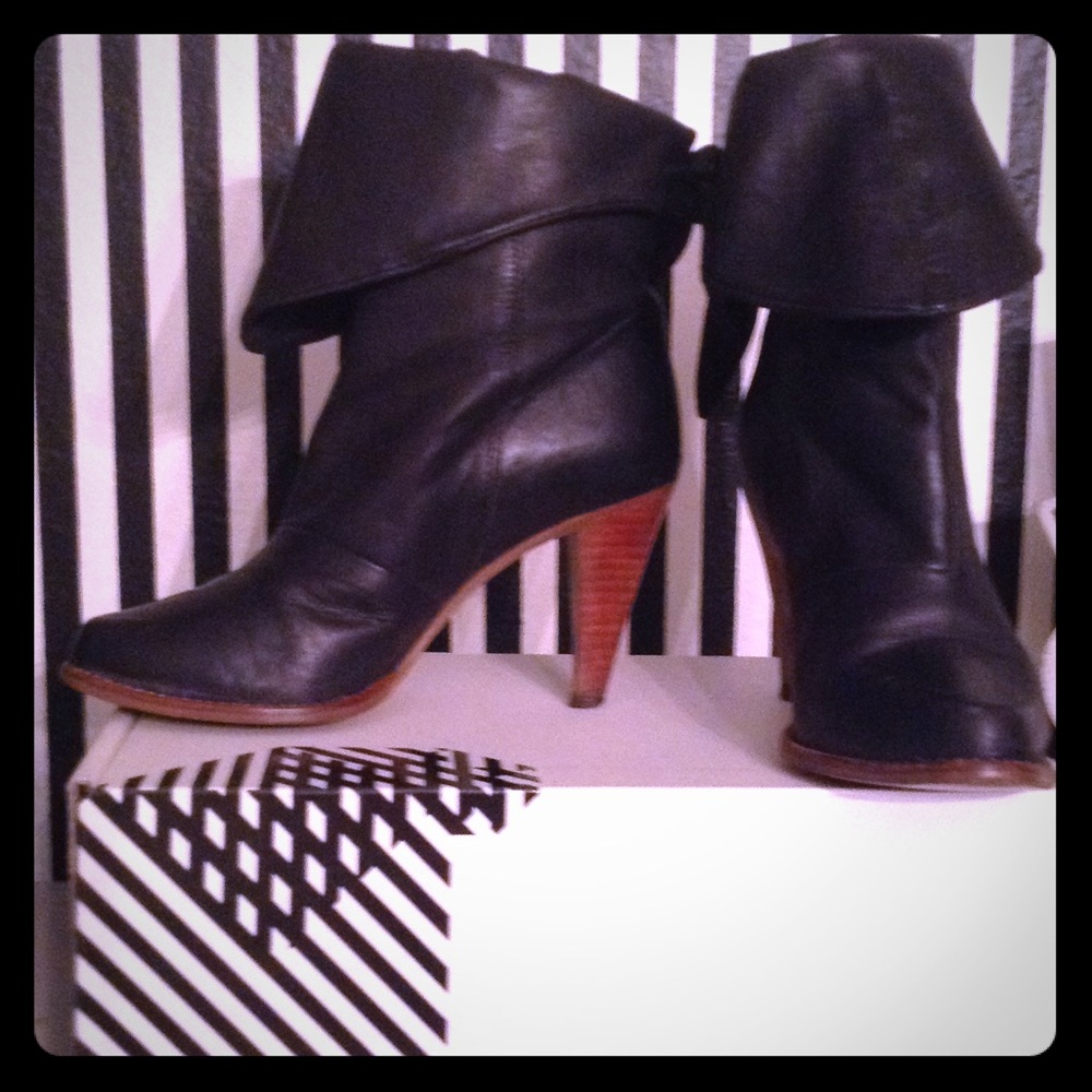 Gorgeous vintage Nine West bootie!
