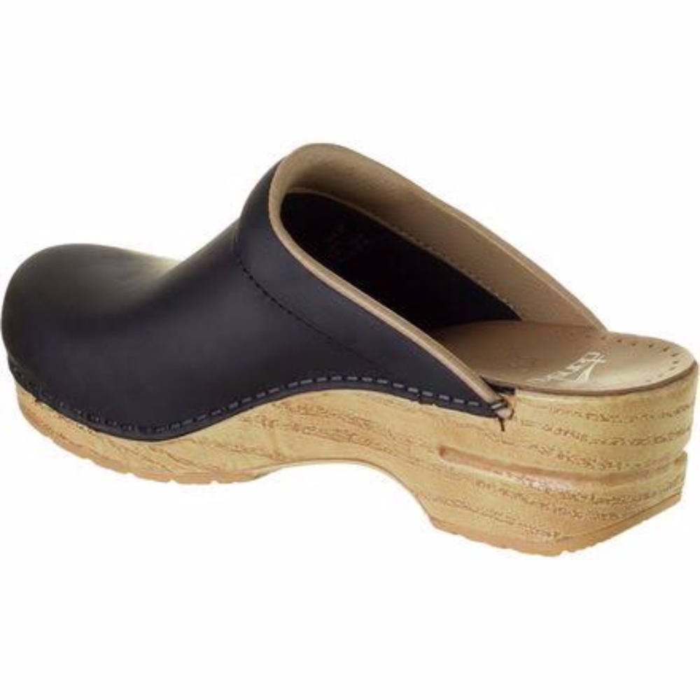 Dansko Sonja clogs- size 38 STILL IN BOX