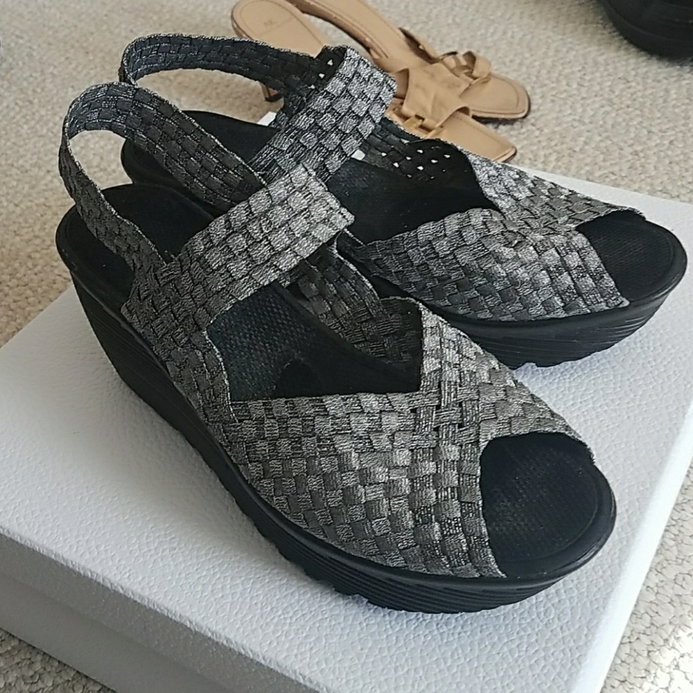 Life Stride wegde sandals