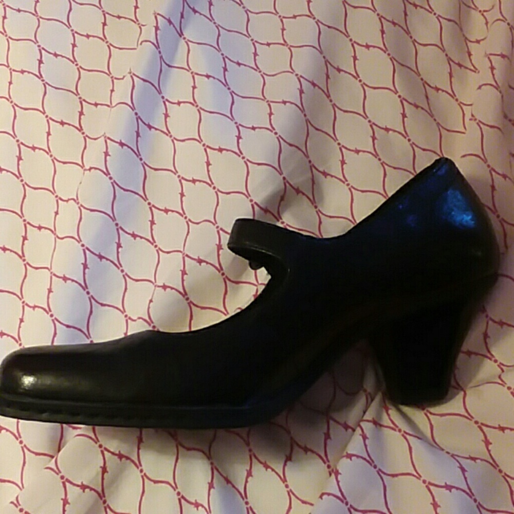 Never worn Born black heels size 8.5