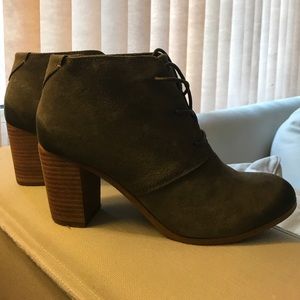 Super cute worn once! TOMS size 9