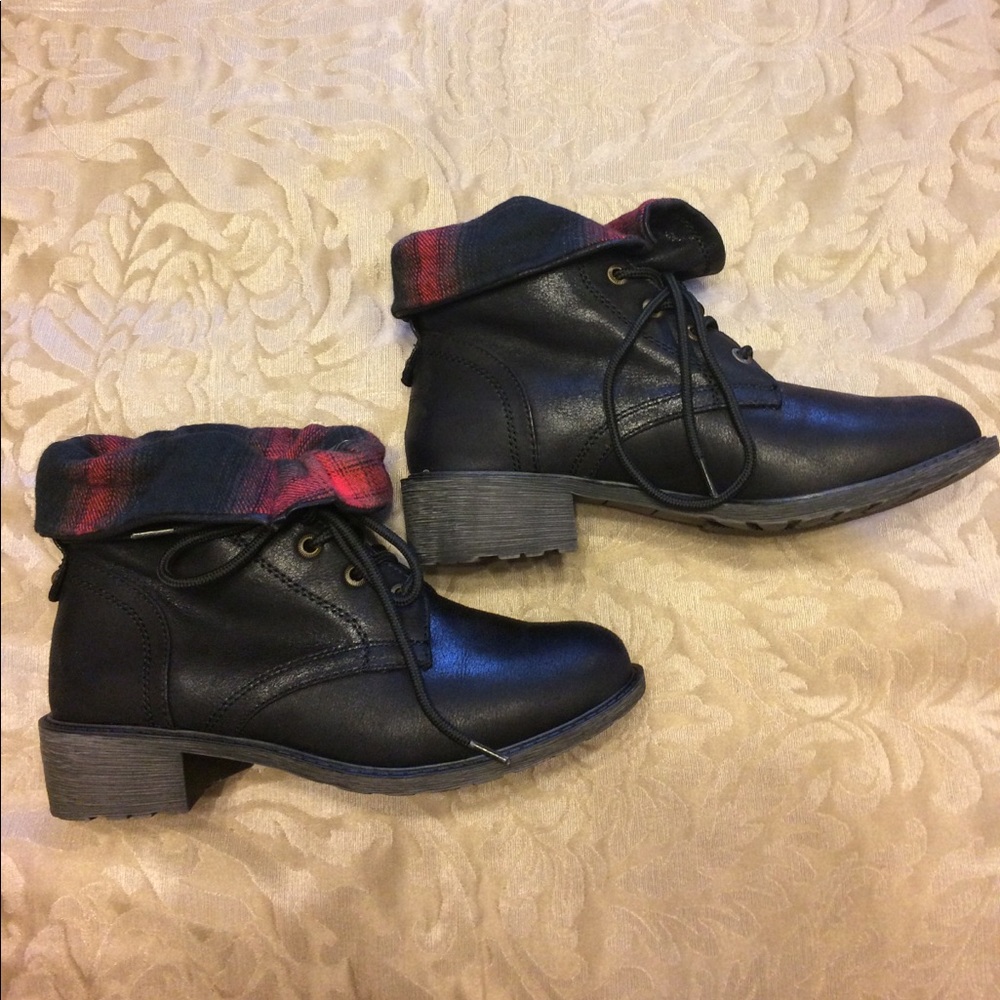 CLOSET CLOSING SALE. Like New Hiking Boot by Mudd