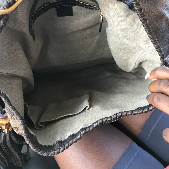 LARGE GUCCI TASSEL HANDBAG ( CLASSIC) - Picture 4 of 5