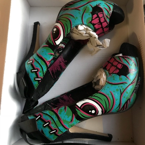 Iron fist zombie stomper - Picture 2 of 7