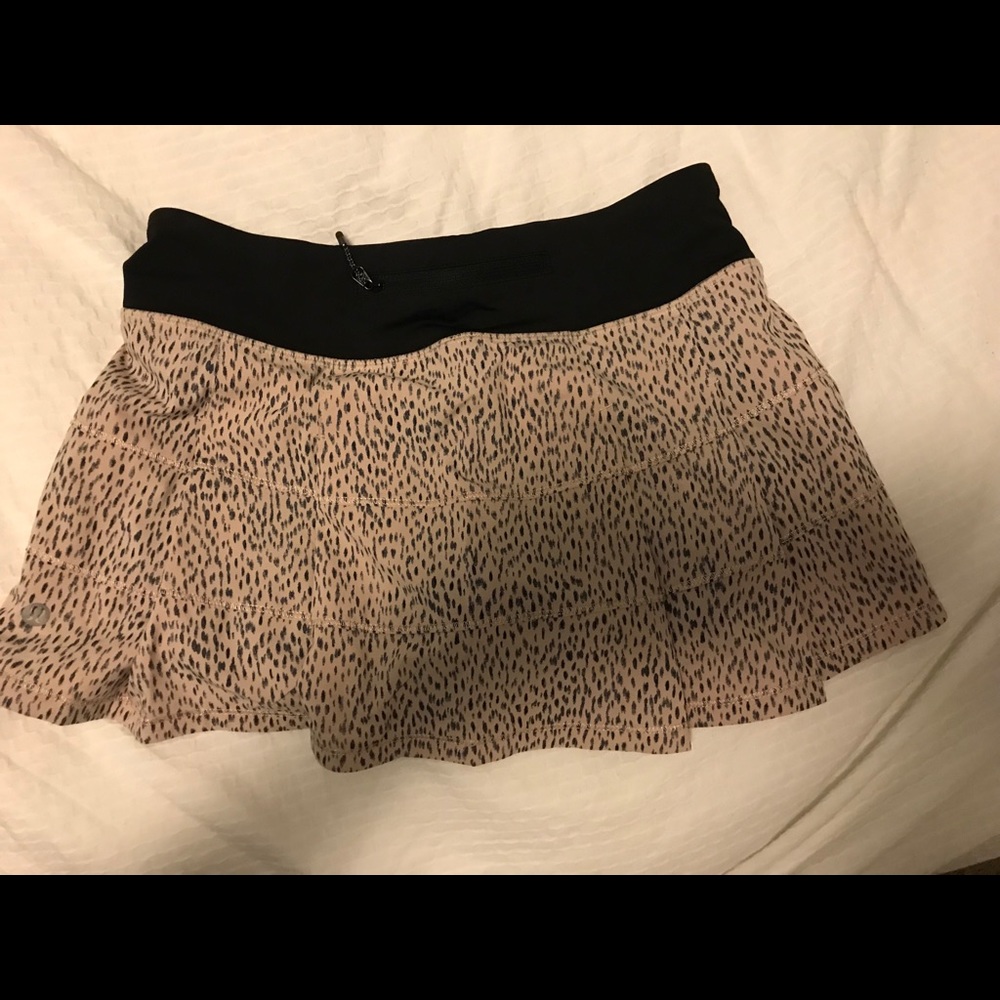 Lululemon tennis skirt. Size 4. Never been worn**