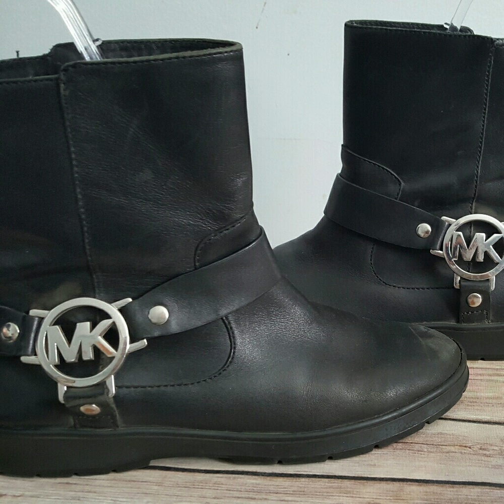 MICHAEL KORS BLACK LEATHER SHORT BOOT SZ 9