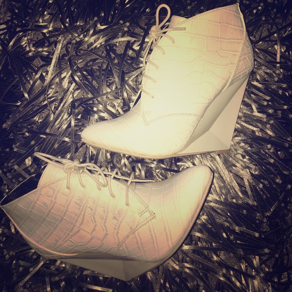 White Crocodile Textured Leather Wedge Sz. 9