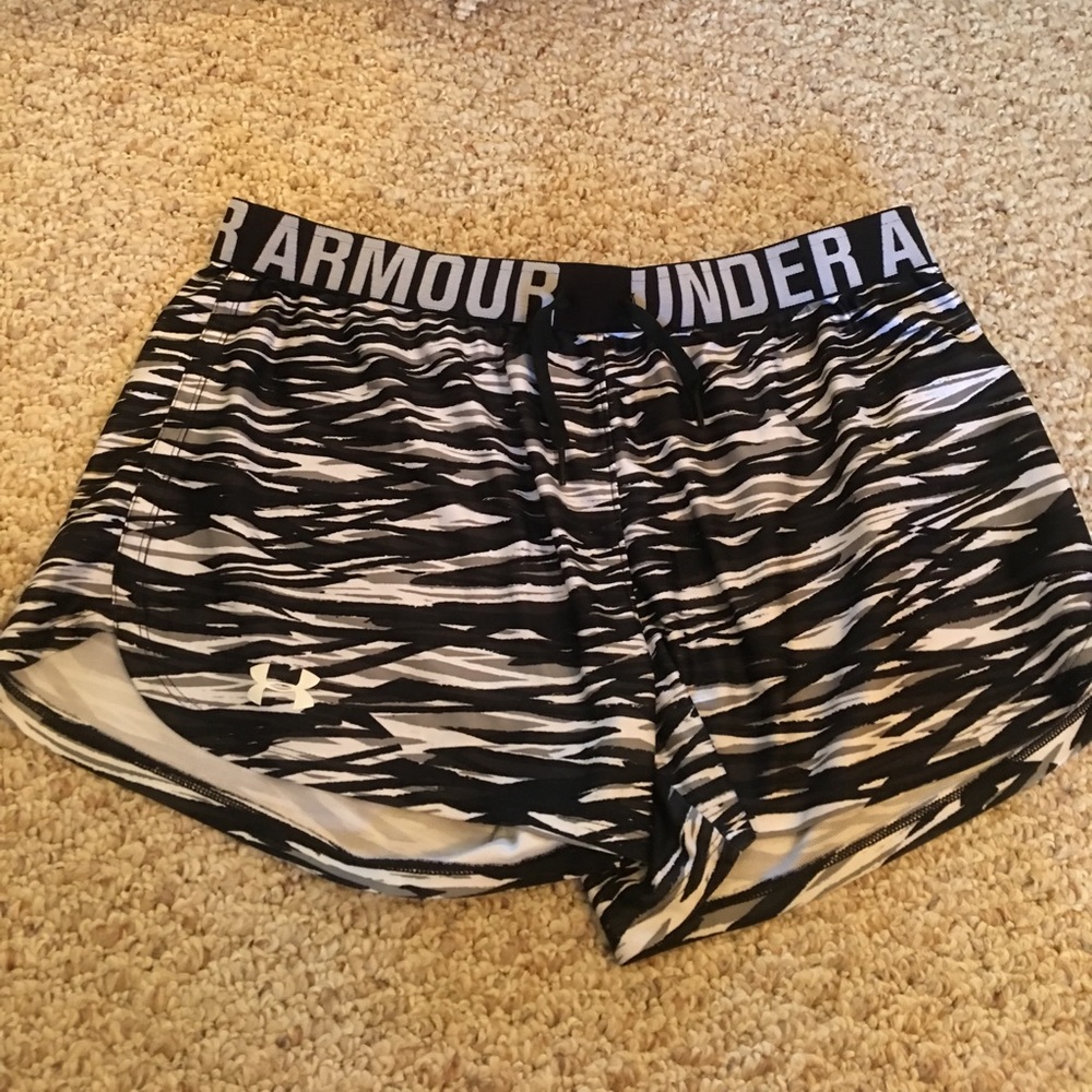 UA BLACK AND WHITE SHORTS