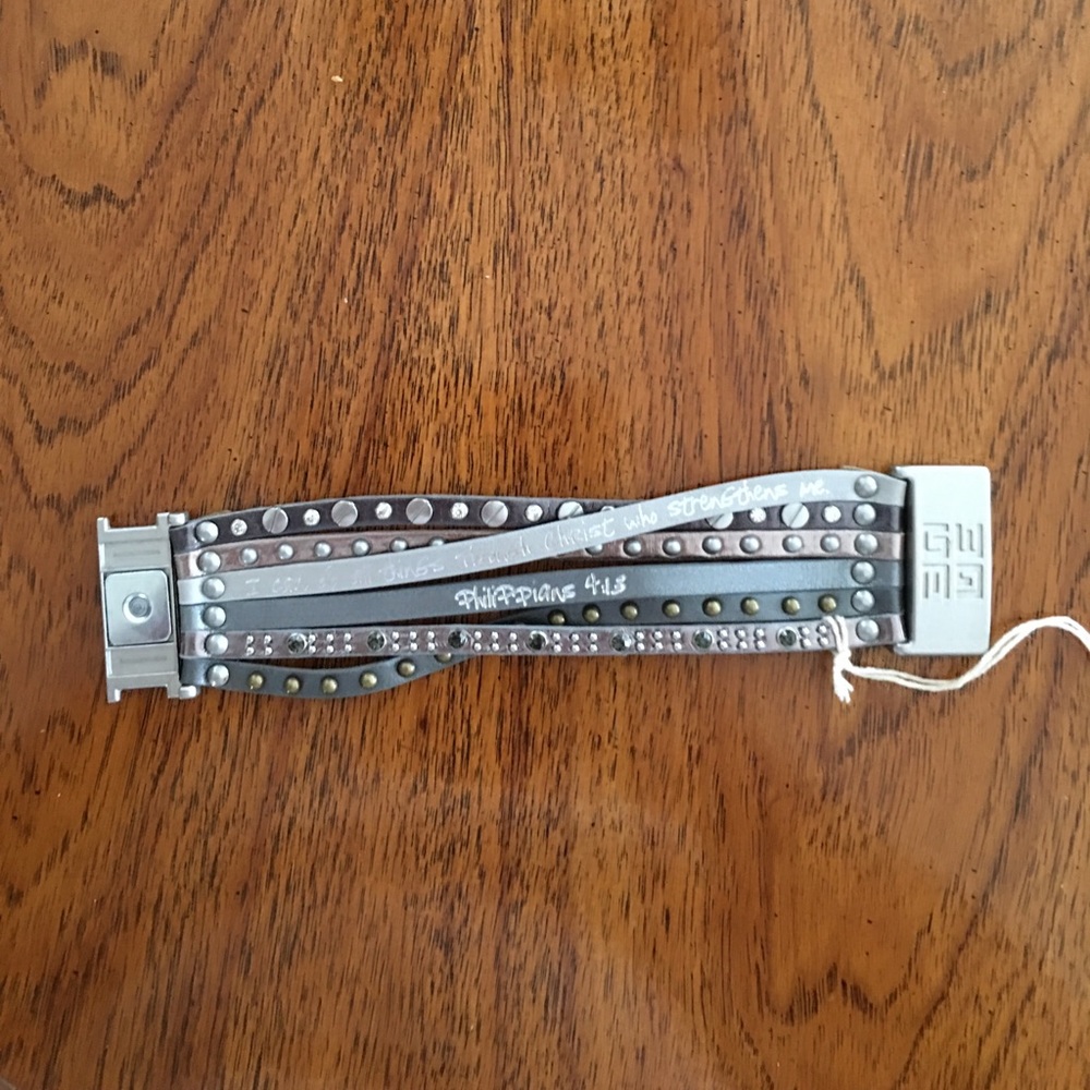 🚨 ONLY ONE LEFT 🚨 CUFF BRACELET - Picture 7 of 8