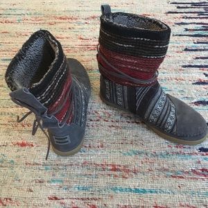 Like new Tom's Nepal fleece lined boots