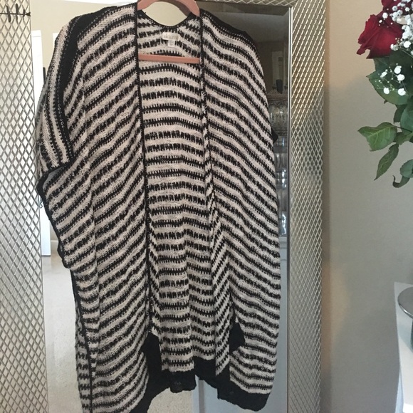 Black and White Oversized Sweater - Picture 2 of 2