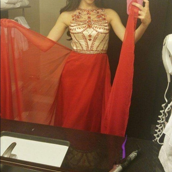 Red gown - Picture 2 of 4