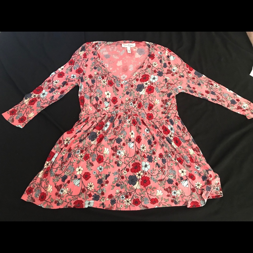 Jessica Simpson maternity shirt