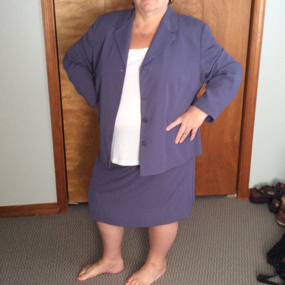 Skirt suit