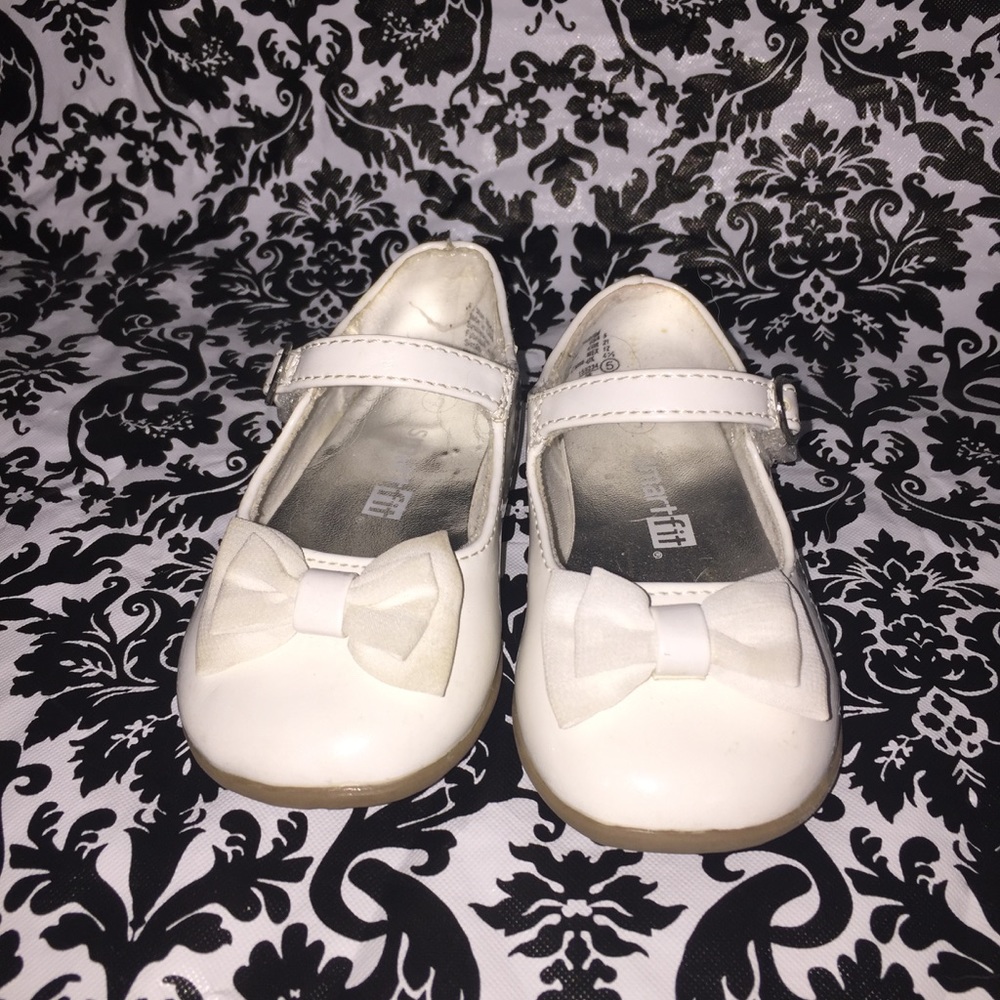 WHITE FLATS