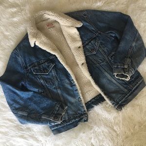 TRENDY Levi’s Faux Fur Denim Jacket WARM!!