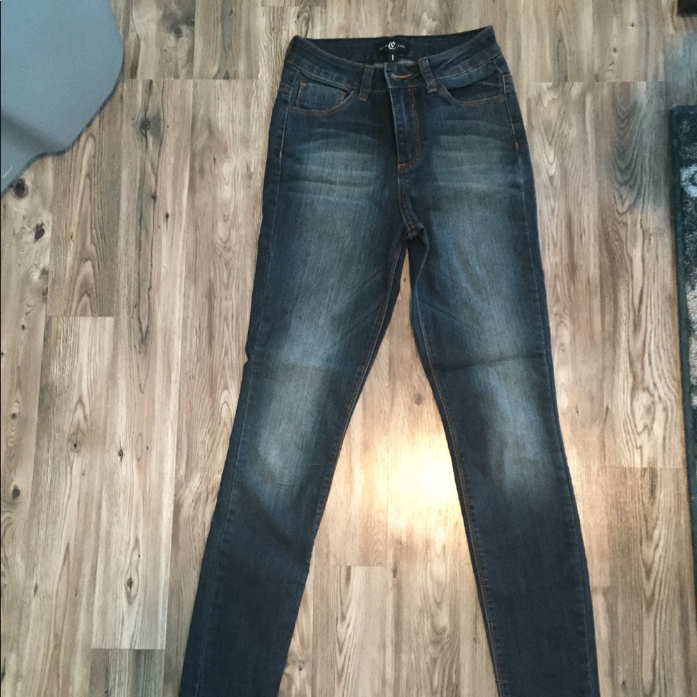 Dark Jean. Slim fit.