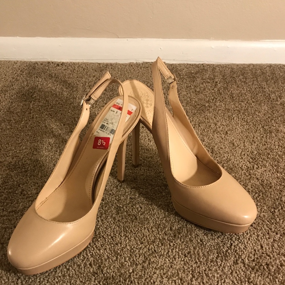 Nude pumps