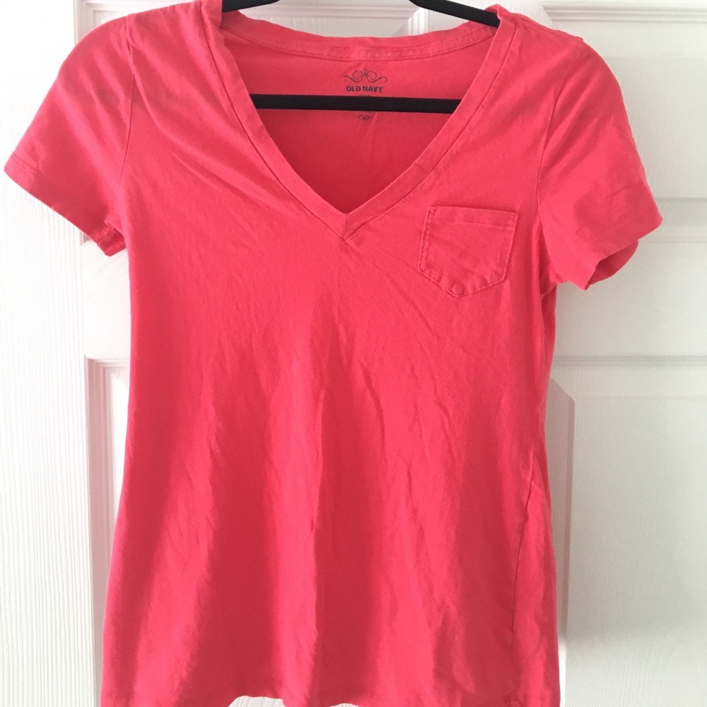 Coral v-neck pocket tee