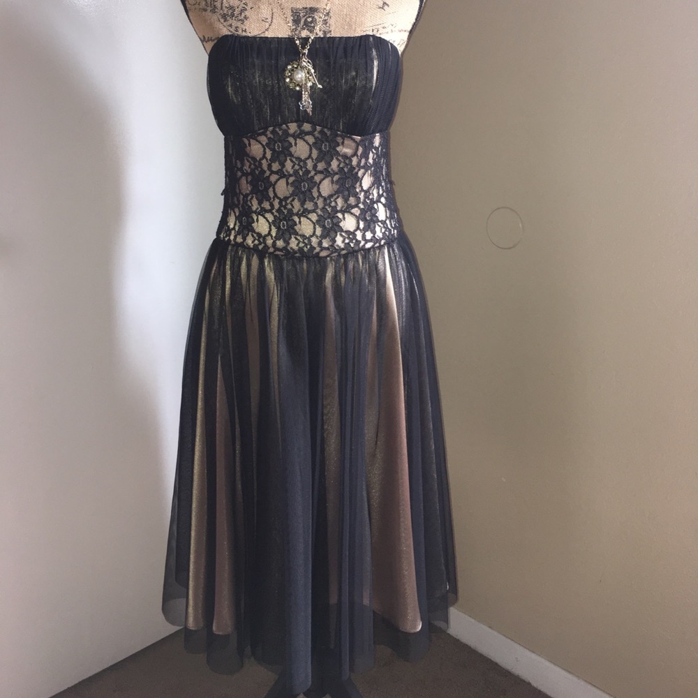 Gorgeous White House Black Market WHBM Dress
