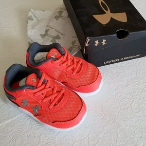 Under Armour sneaker tennis shoe size 5 orange