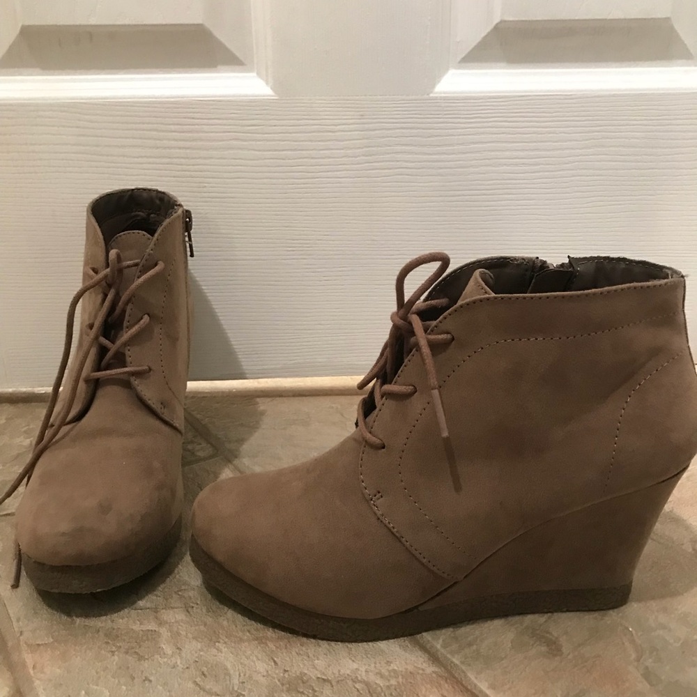 SOLD LOCAL 🎉 NWOT!! Suede Booties