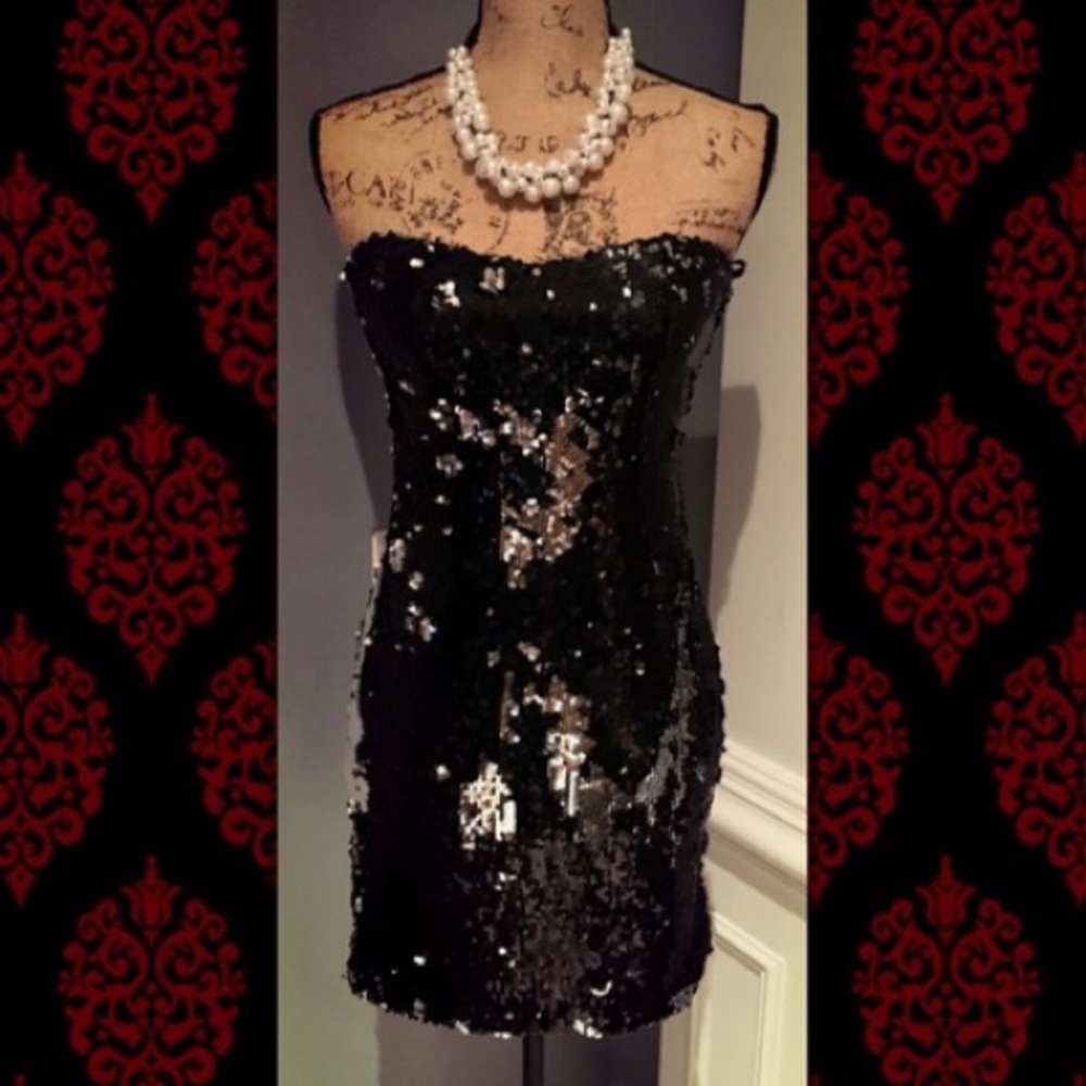 Black, sequined strapless party dress 💃🏻🍸🍾