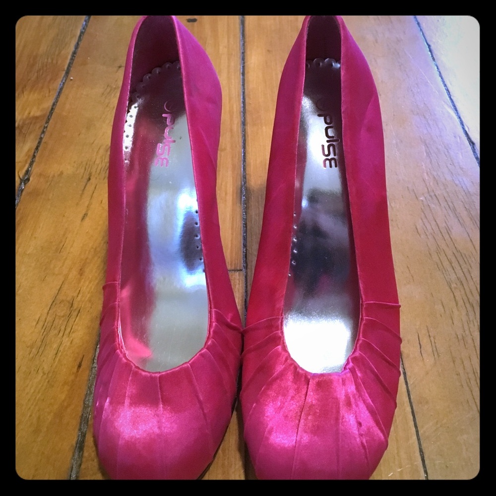 Size 7 hot pink Pulse heels
